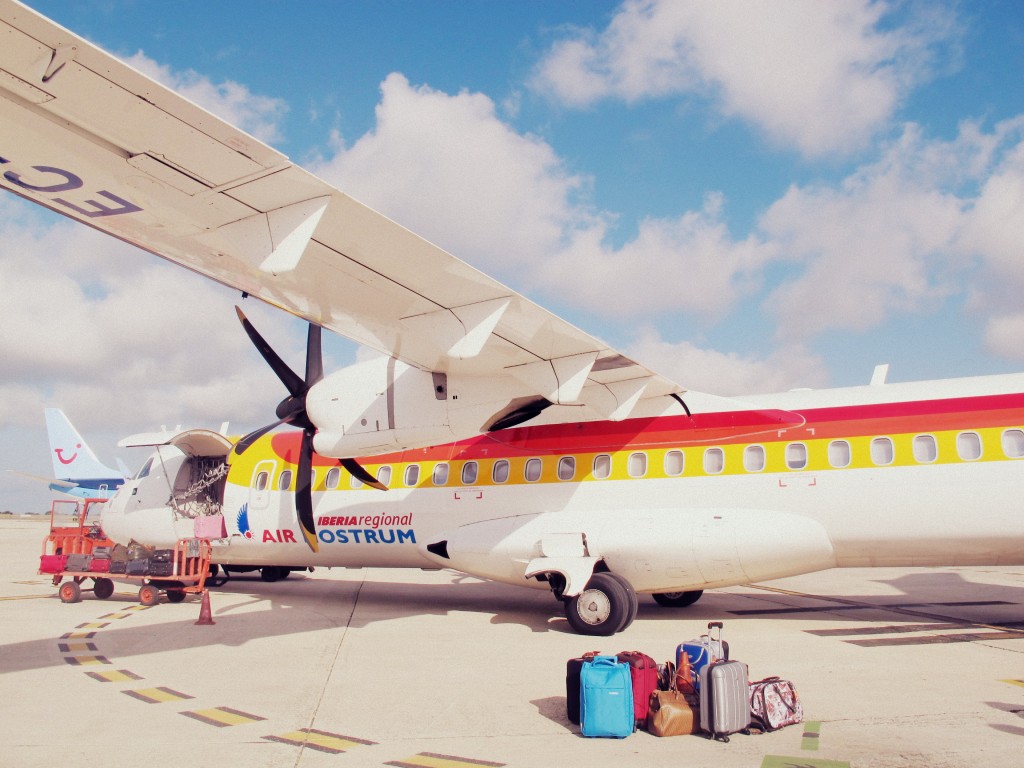 Maman voyage seule en avion avec son enfant