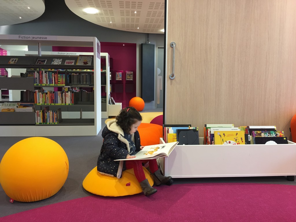 La bibliothèque locale et les enfants bilingues