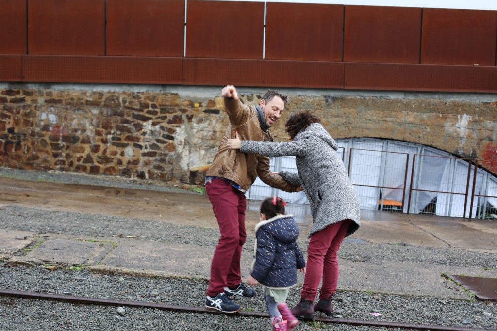 Séance photo famille Nantes urbaine avec « La danse de l’image »